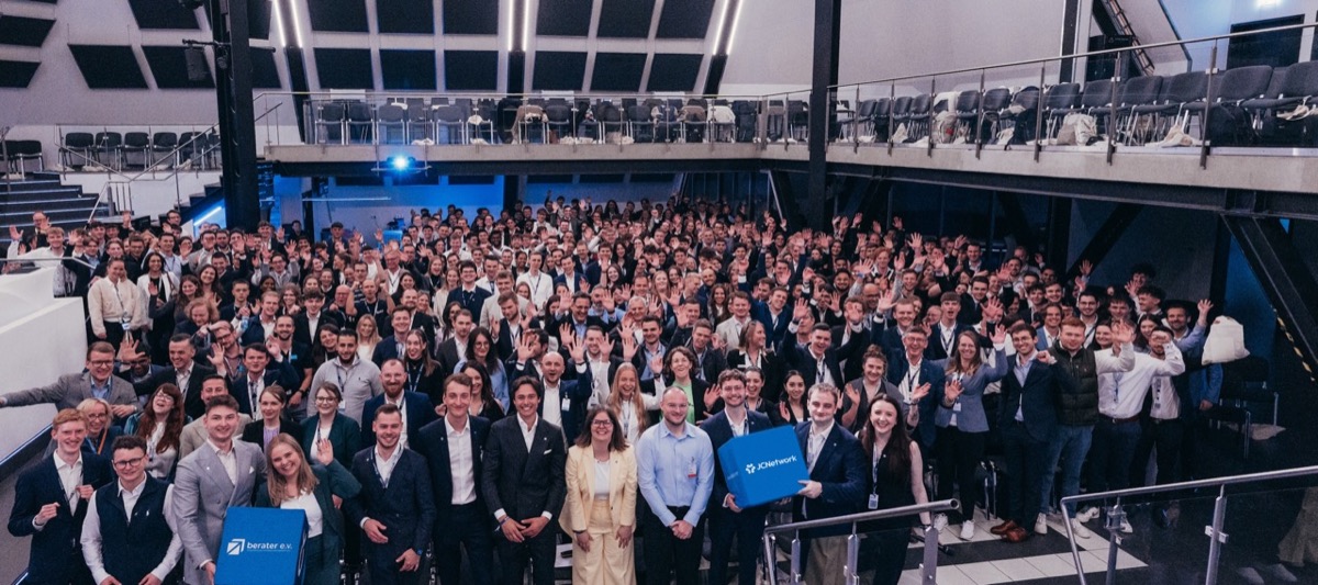 Großes Gruppenfoto aller Teilnehmenden einer JCNetwork-Veranstaltung